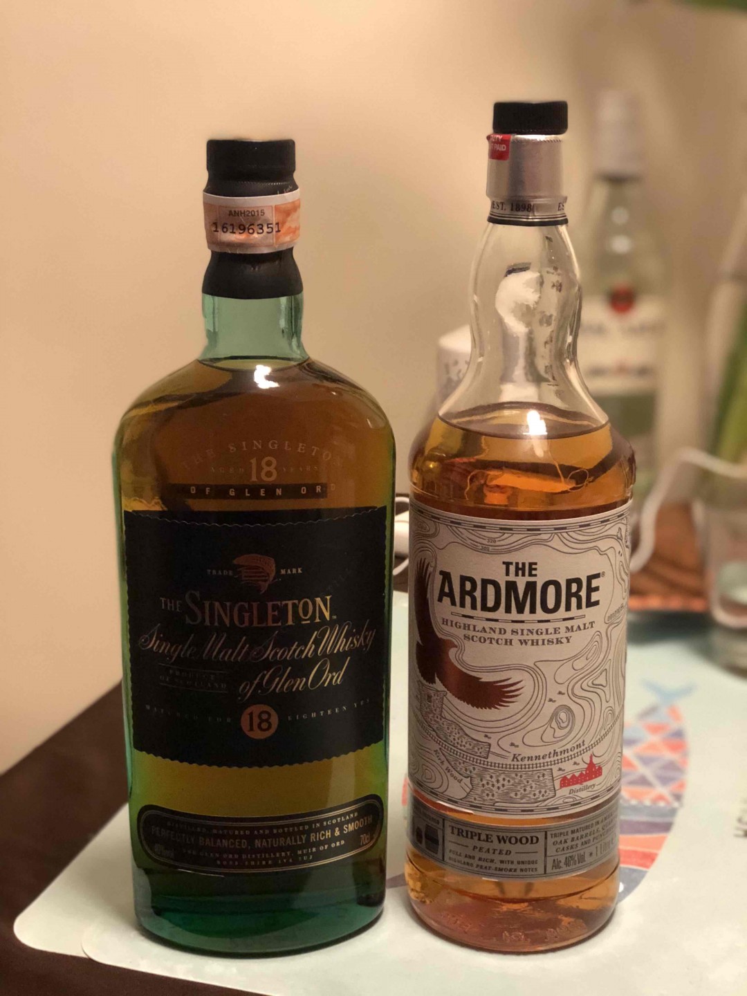 除夕酒。18年酒体中等，闻香柑橘，柠檬。层次感丰富，多汁，草本植物的回甘，小小的烟熏，余韵长，好喝。三桶闻香香草，典型的波本主导，口感甜稍逊即逝，之后是悠长的泥煤烟熏，咖啡回味....舒服。