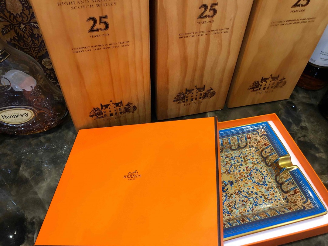 收到好友送的烟灰缸。大爱<img src='https://sdata.whiskyworm.com/xcxpics/emoji_67.png' class='emoji' />新年快乐