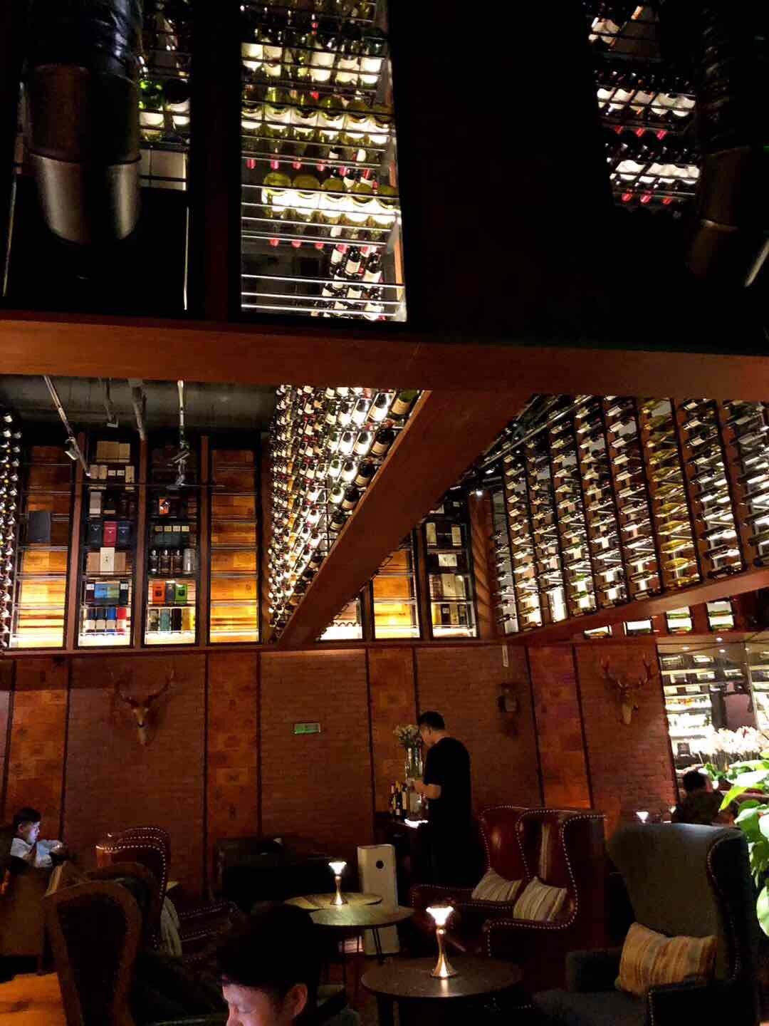 这个世界到处都在禁烟，越来越无法无天了。