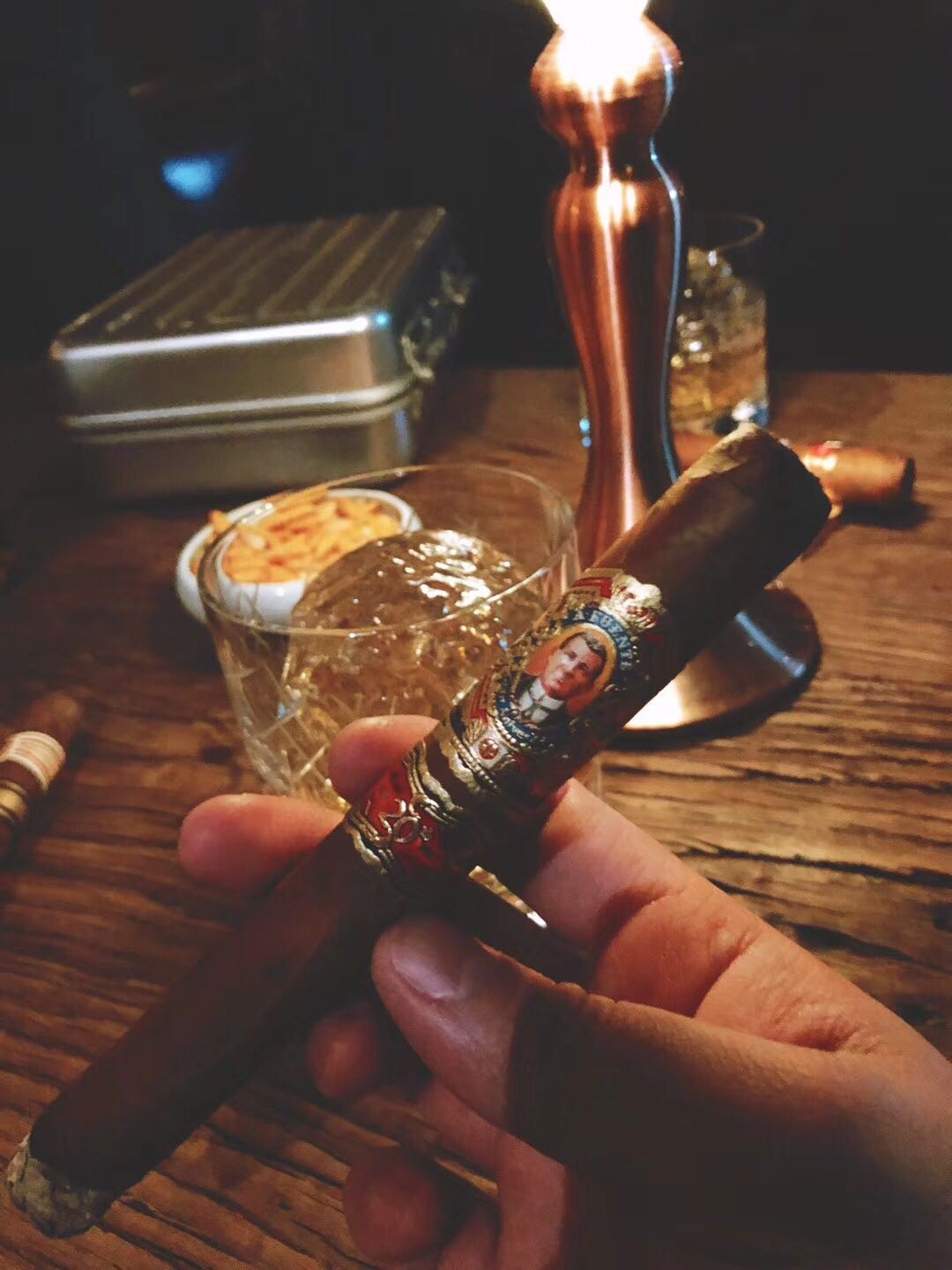 这个世界到处都在禁烟，越来越无法无天了。