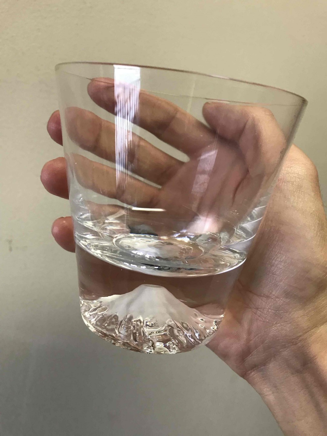 威士忌杯子，朋友送的。据说装满酒会更好看。<img src='https://sdata.whiskyworm.com/xcxpics/emoji_80.png' class='emoji' />