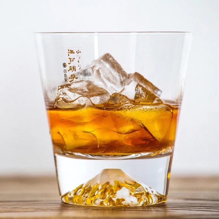 威士忌杯子，朋友送的。据说装满酒会更好看。<img src='https://sdata.whiskyworm.com/xcxpics/emoji_80.png' class='emoji' />