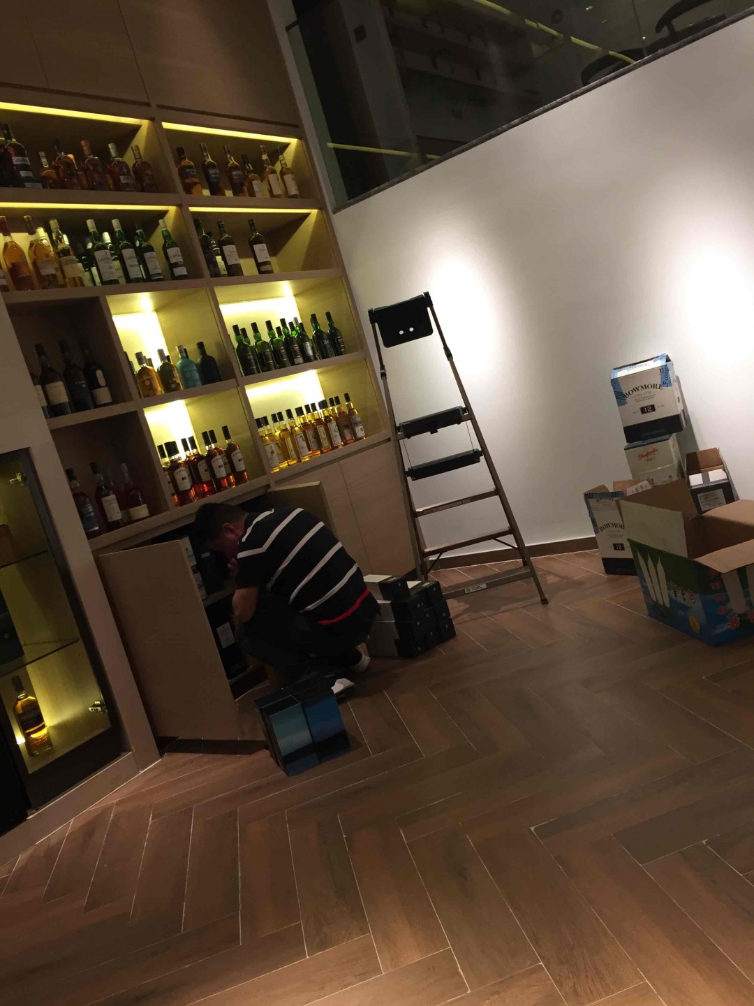 货到上货架，感觉累了，于是喝上一口。任何理由都可以成为来一口的借口<img src='https://sdata.whiskyworm.com/xcxpics/emoji_14.png' class='emoji' />