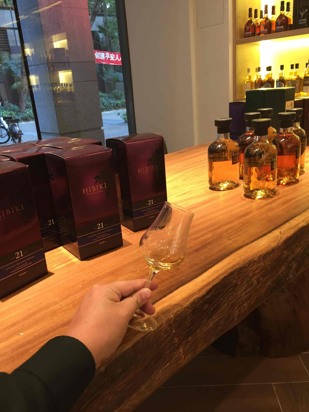 货到上货架，感觉累了，于是喝上一口。任何理由都可以成为来一口的借口<img src='https://sdata.whiskyworm.com/xcxpics/emoji_14.png' class='emoji' />