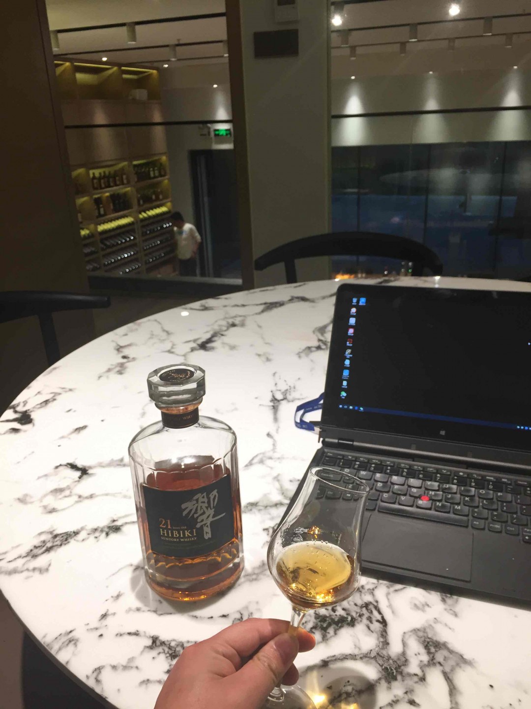 开个酒庄最大的乐趣就是没事搞一口，想起来就搞一口。