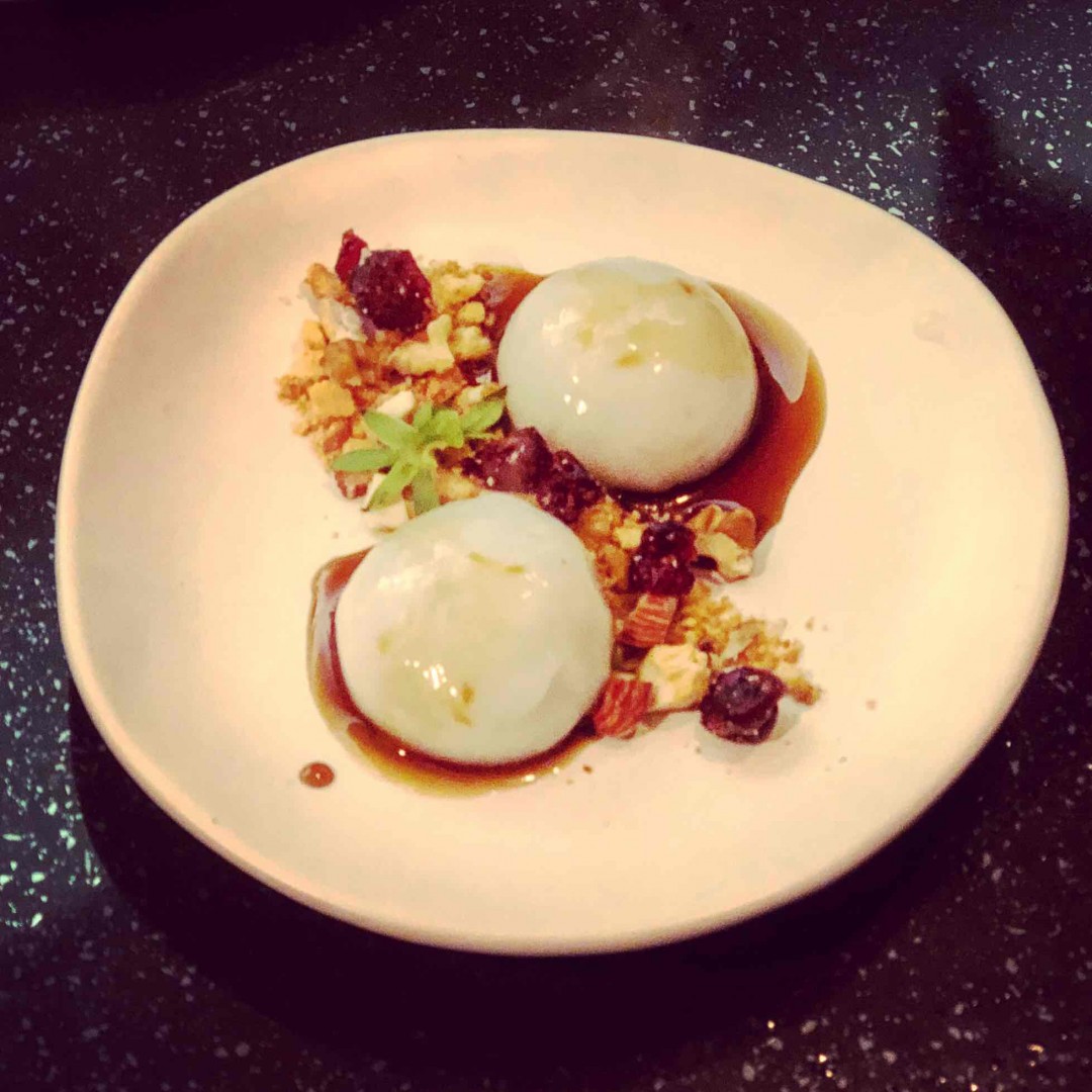 和家人一起吃元宵，再自己喝一杯～祝大家元宵节快乐！圆圆满满！