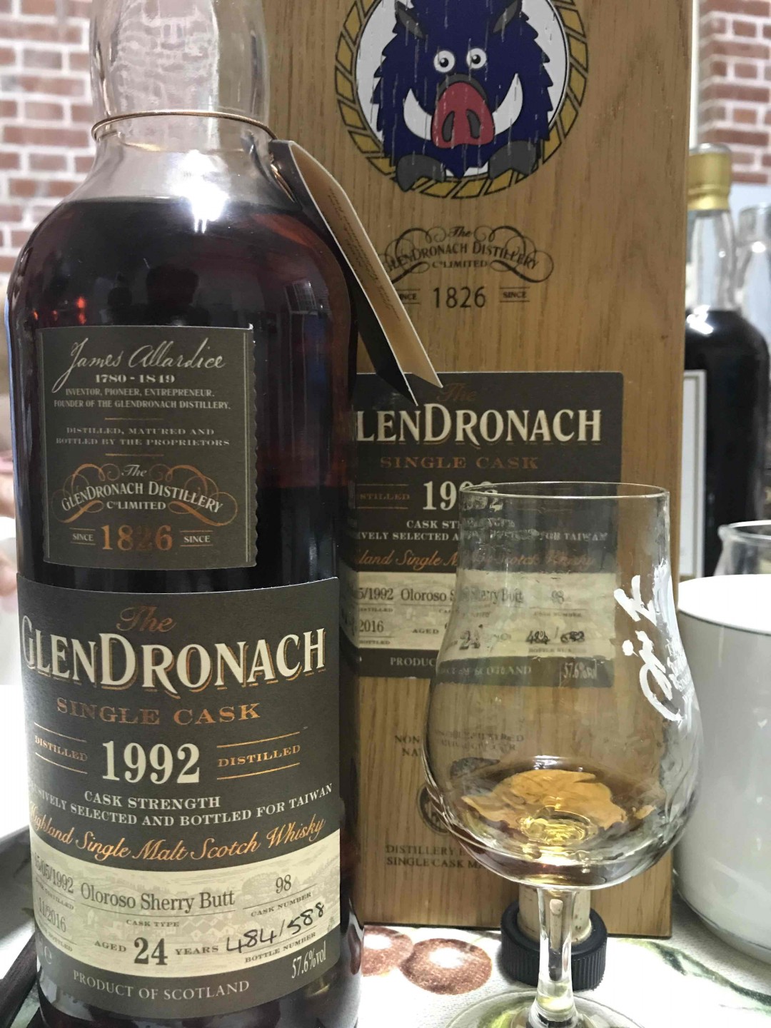 重雪之夜。最喜欢的还是多纳。今晚的1992#98山猪桶跟1992#46徐代书选桶都非常棒。