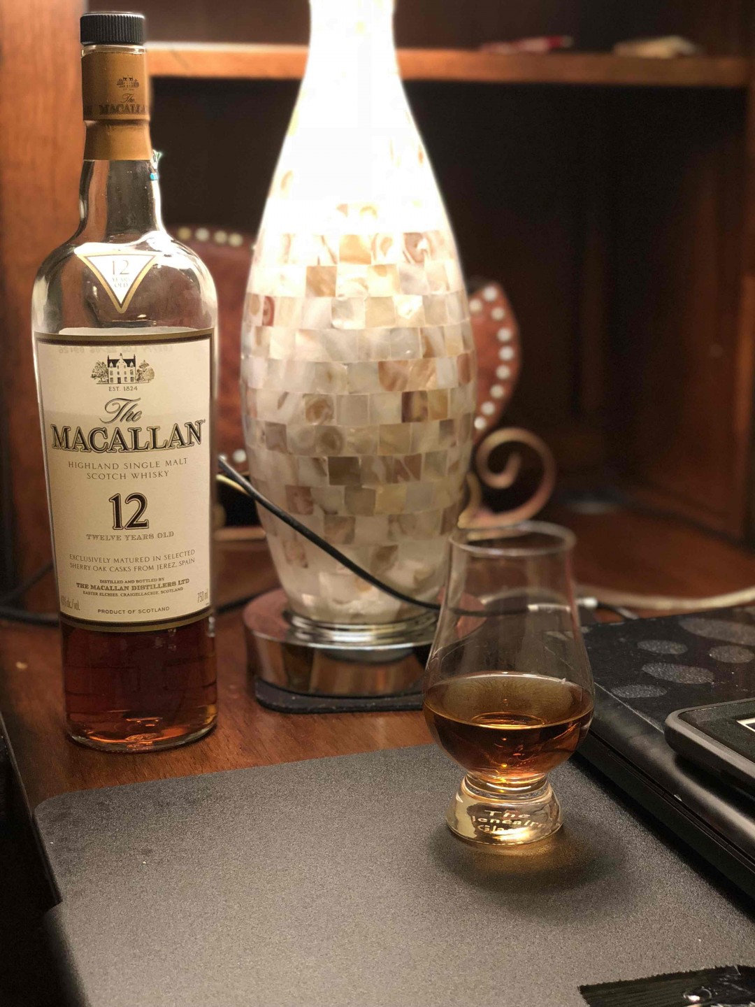 今天匆忙间买了威士忌酒杯回家一查原来还有点牌子 （glencairn)且是水晶的 不错