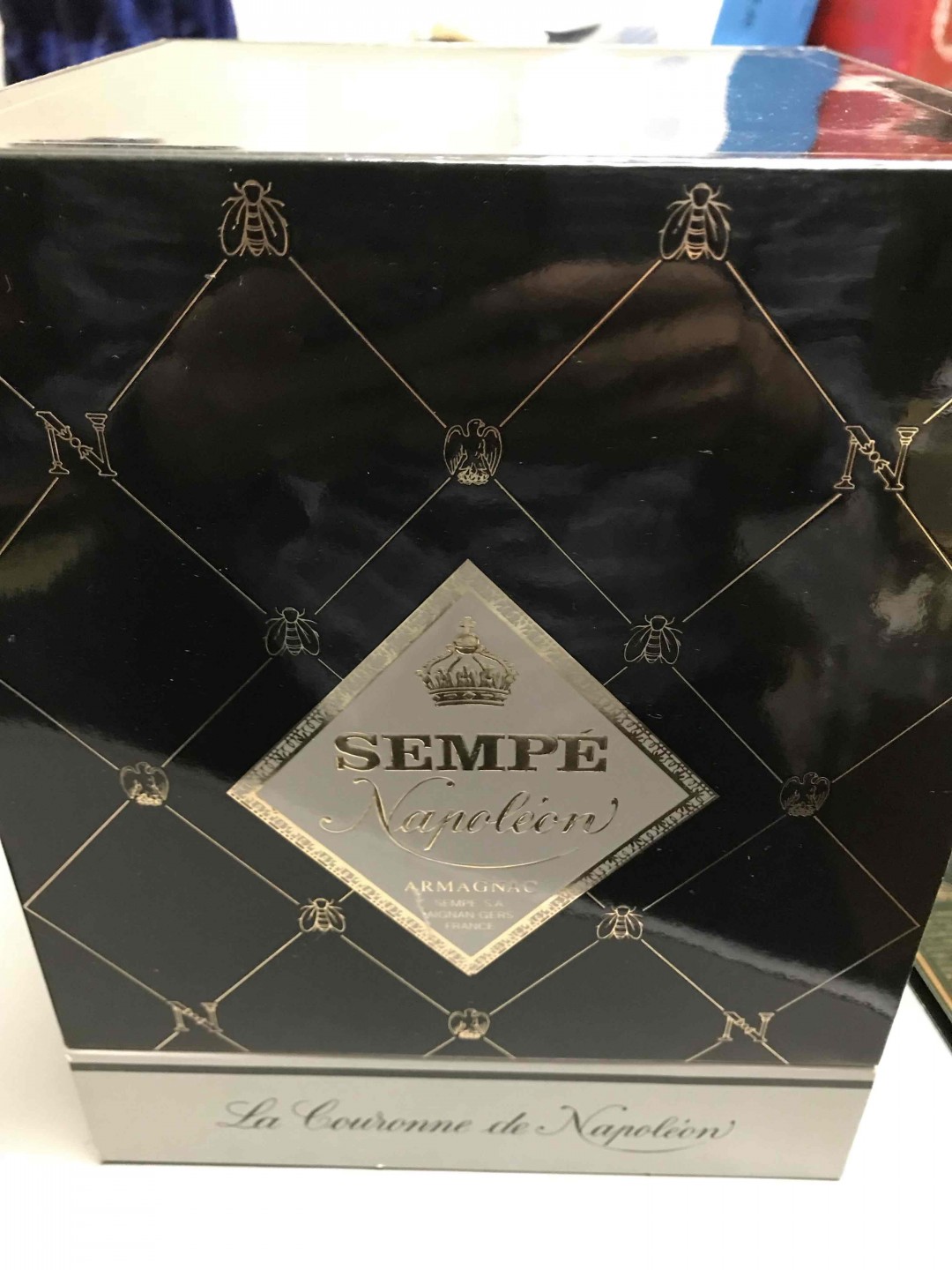 瓶身是法国limoges（利摩日）手工制成的瓷器。