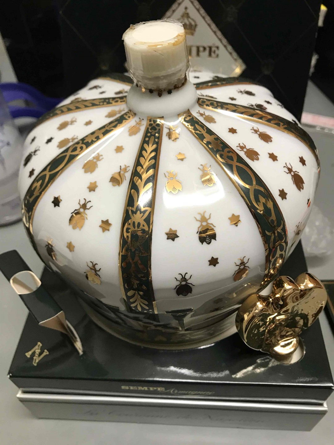 瓶身是法国limoges（利摩日）手工制成的瓷器。