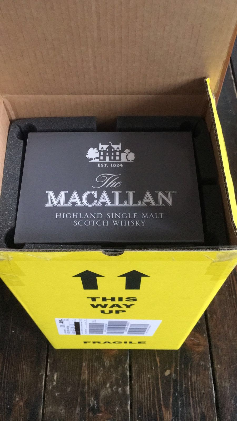 太高興了，效率真高👍 Macallan 40 (2017) 終於在英國收到了💪 全球限量465支🤣🤣🤣