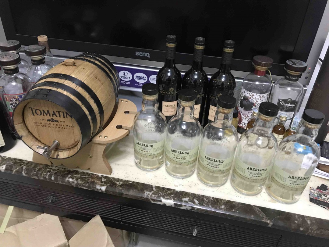 去年9月用PX雪莉酒润桶，今年三月满半年后将雪莉酒倒出来，原本3瓶变2瓶多一点，天使分享盛。 后装亚伯乐NAS原酒，期待变化。