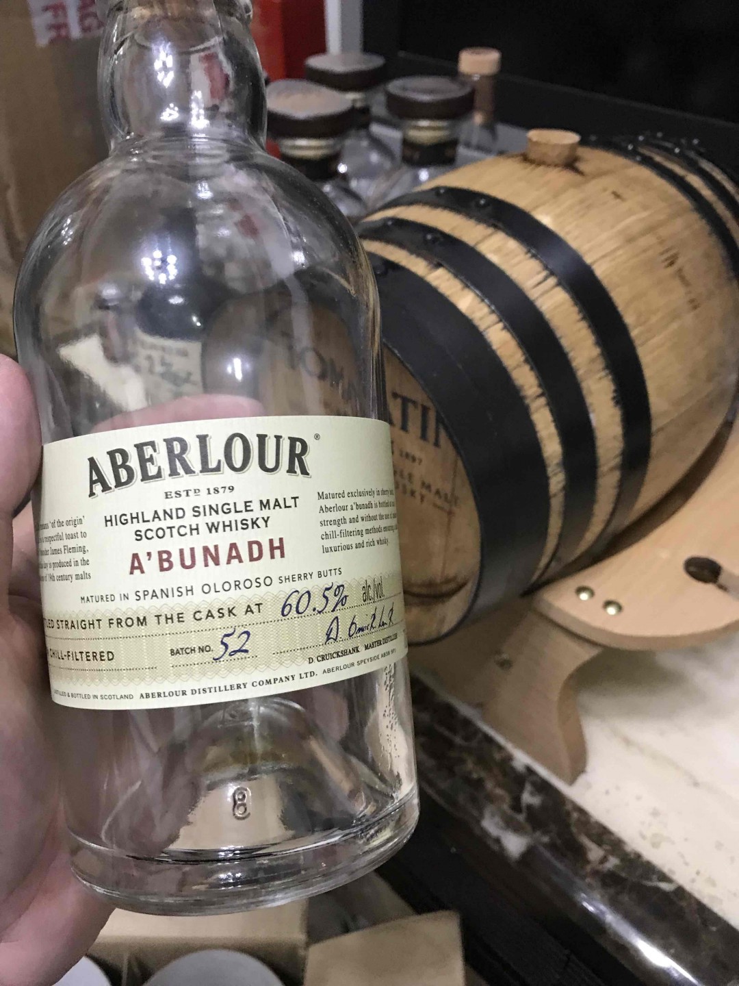 去年9月用PX雪莉酒润桶，今年三月满半年后将雪莉酒倒出来，原本3瓶变2瓶多一点，天使分享盛。 后装亚伯乐NAS原酒，期待变化。