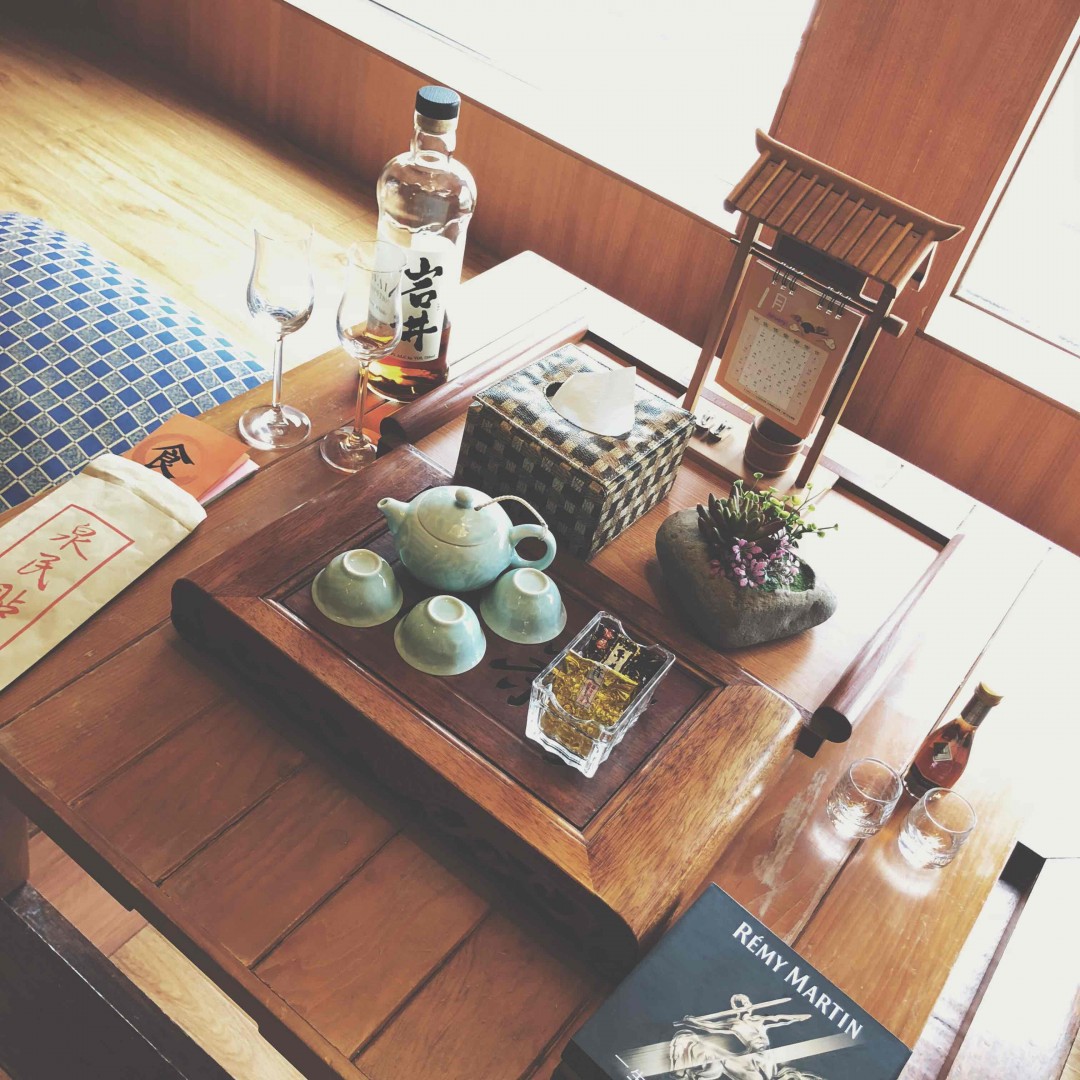 和不同的人喝酒會有不同的化學反應。人的心裡變化是比酒還豐富的。