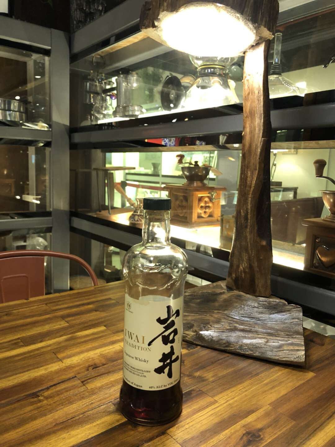 和不同的人喝酒會有不同的化學反應。人的心裡變化是比酒還豐富的。