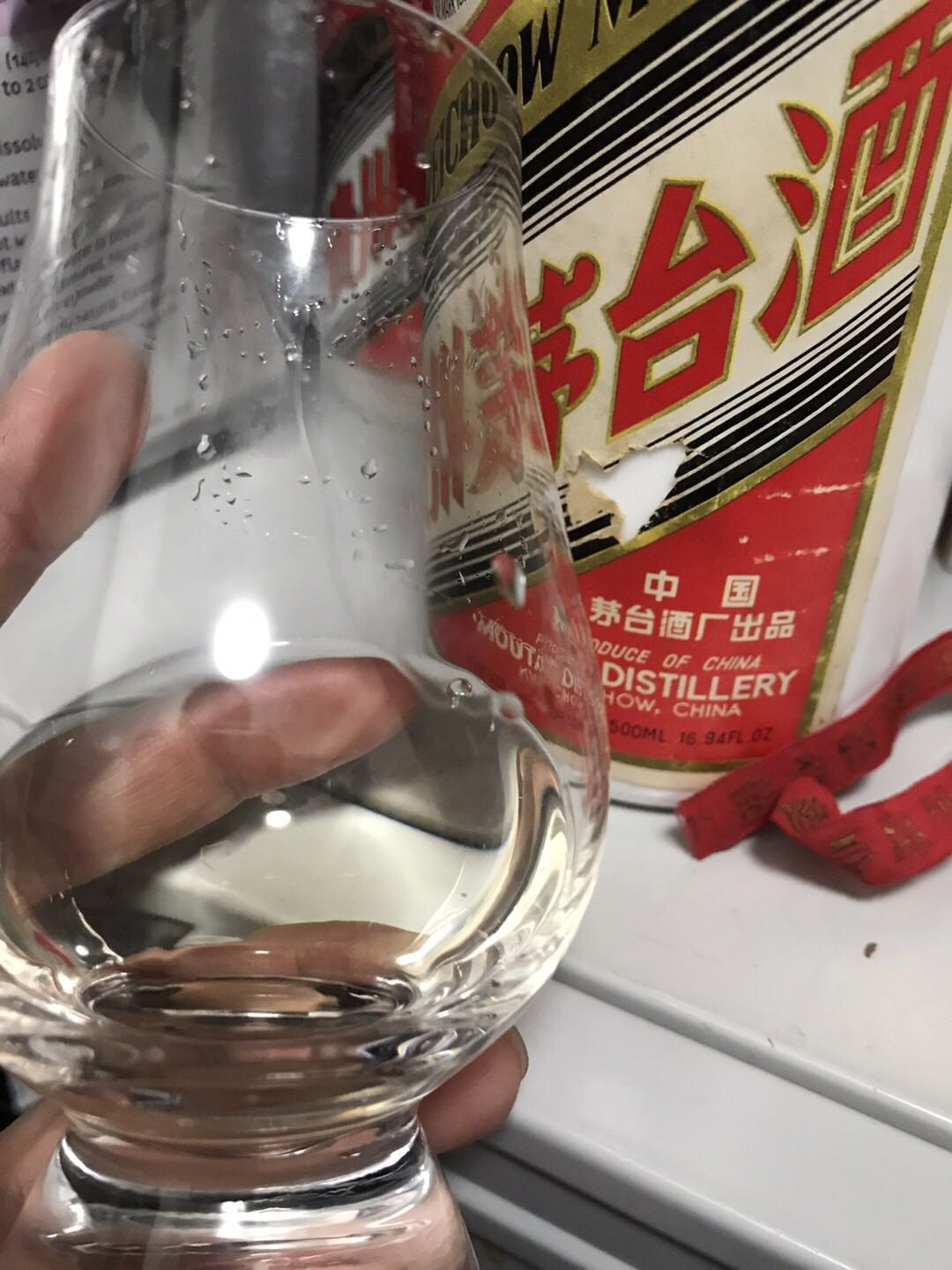 今晚再继续喝这淡黄色 再继续猜一猜这年代