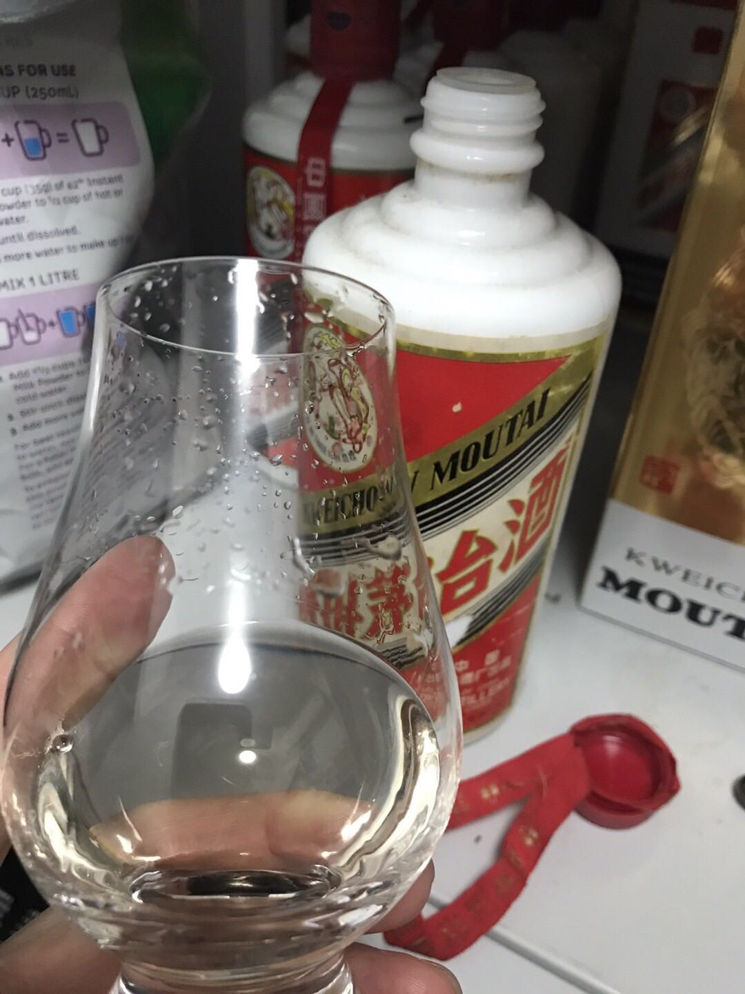 今晚再继续喝这淡黄色 再继续猜一猜这年代