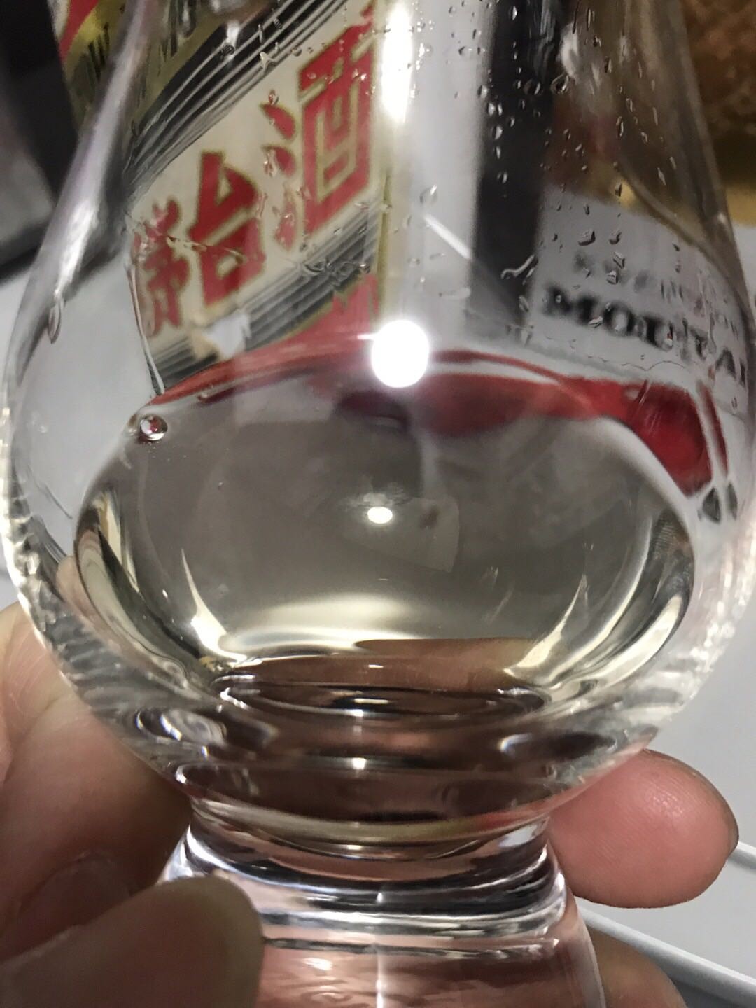 今晚再继续喝这淡黄色 再继续猜一猜这年代