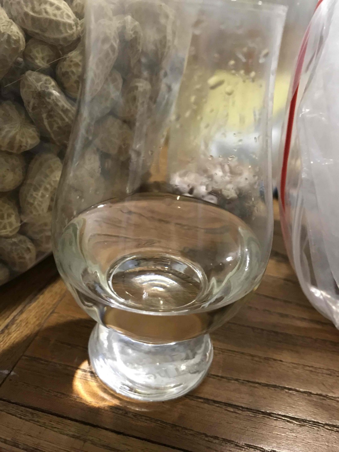 今晚再继续喝这淡黄色 再继续猜一猜这年代