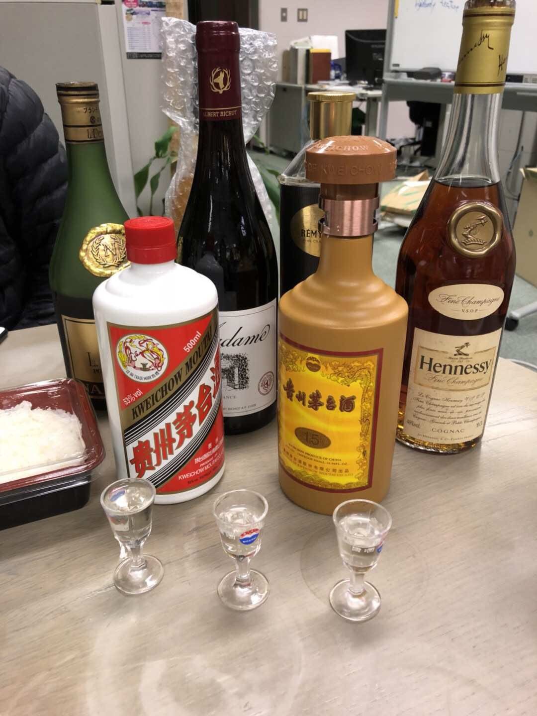 两瓶茅台终于喝完了，开新的<img src='https://sdata.whiskyworm.com/xcxpics/emoji_14.png' class='emoji' />
