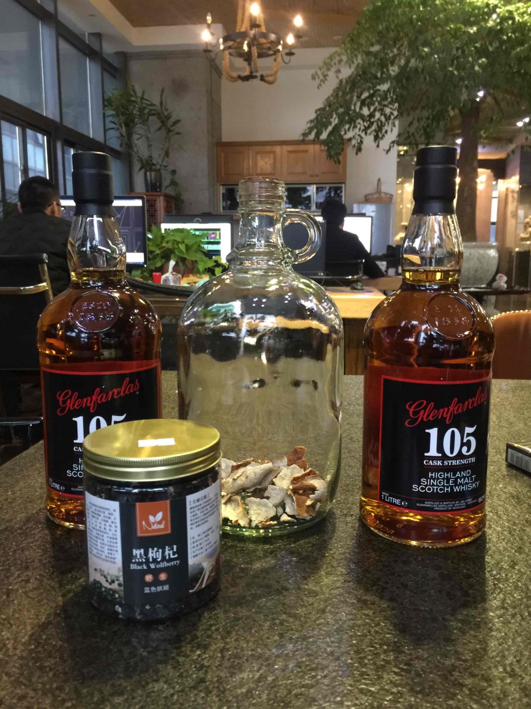 人到中年，威士忌里泡枸杞！