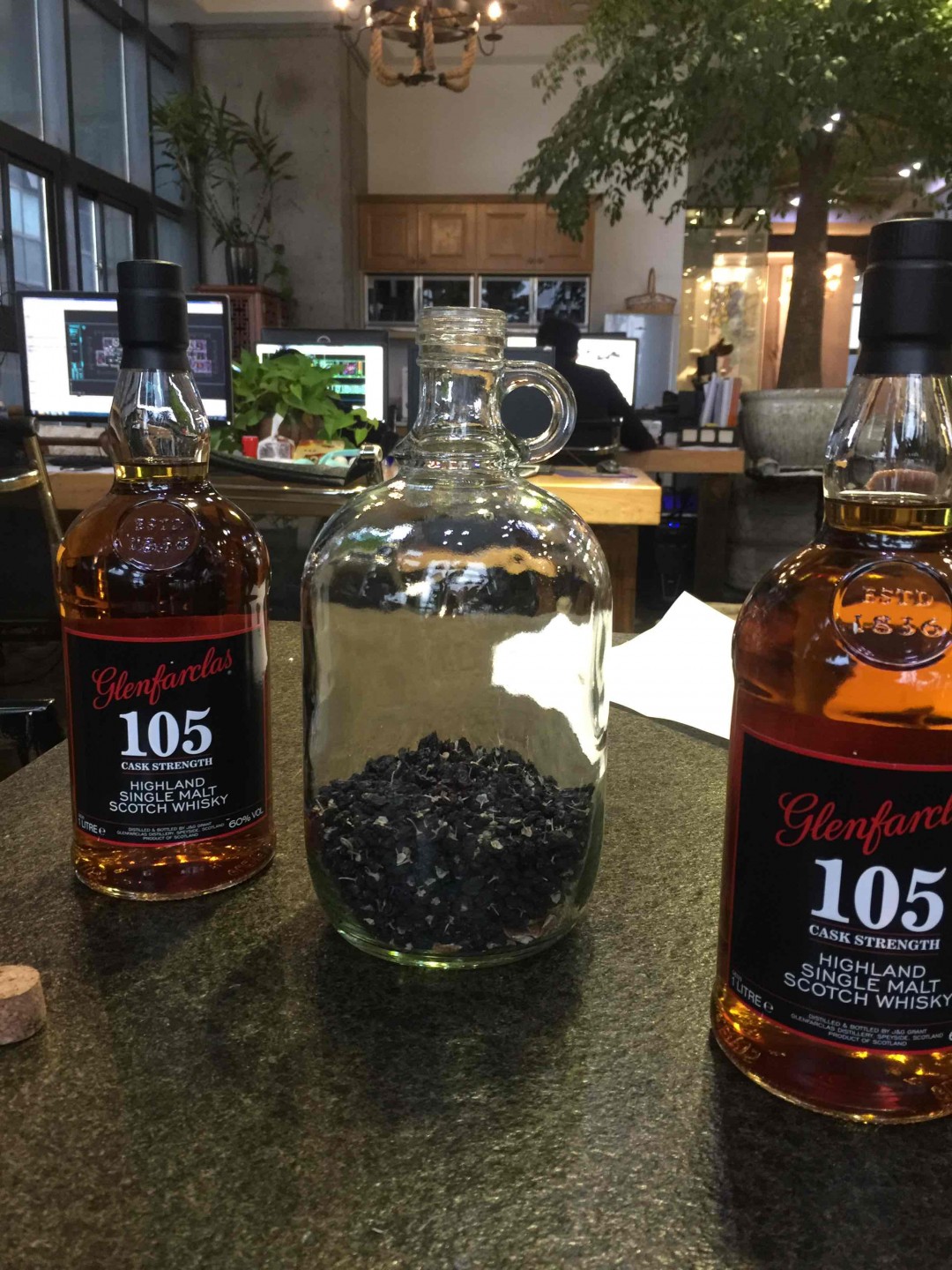 人到中年，威士忌里泡枸杞！