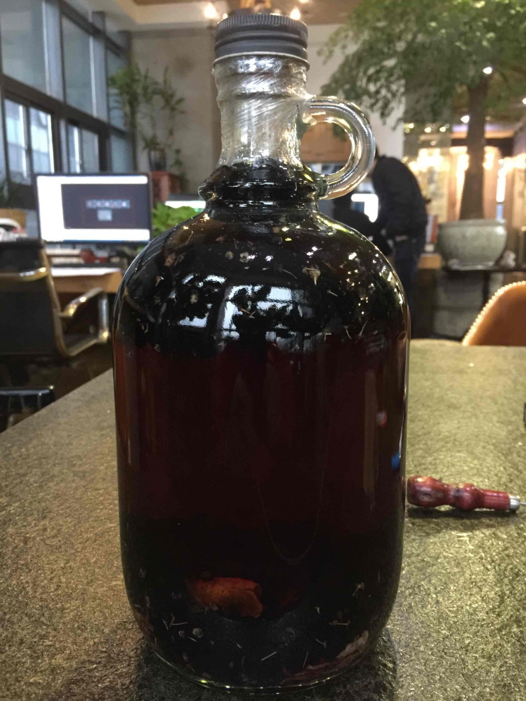 人到中年，威士忌里泡枸杞！