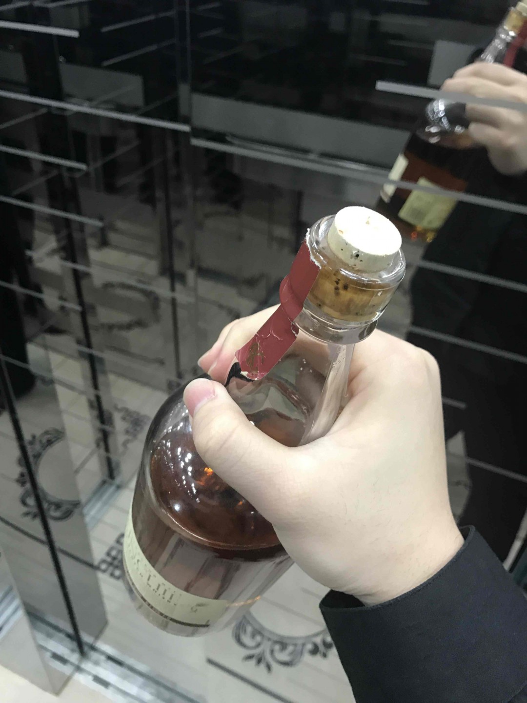 在柜子里看到最早喝的没喝完的一支酒,盖子打开就成这样了。想换到醒酒器来,求怎么把盖子打开。