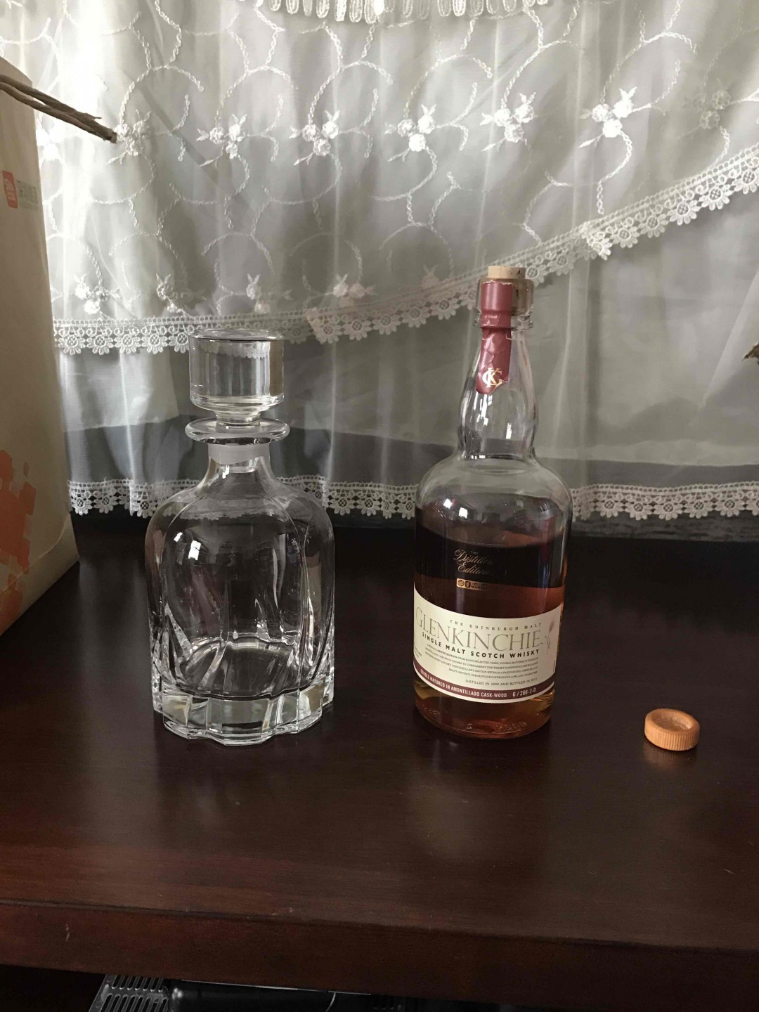在柜子里看到最早喝的没喝完的一支酒，盖子打开就成这样了。想换到醒酒器来，求怎么把盖子打开。