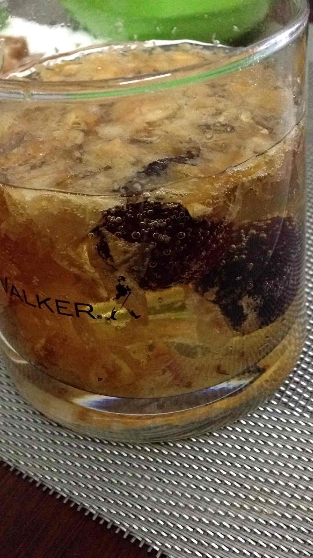 达摩➕去年的杨梅➕玫瑰园的玫瑰酱，胡乱调和了一下，自己感觉不错😋😋