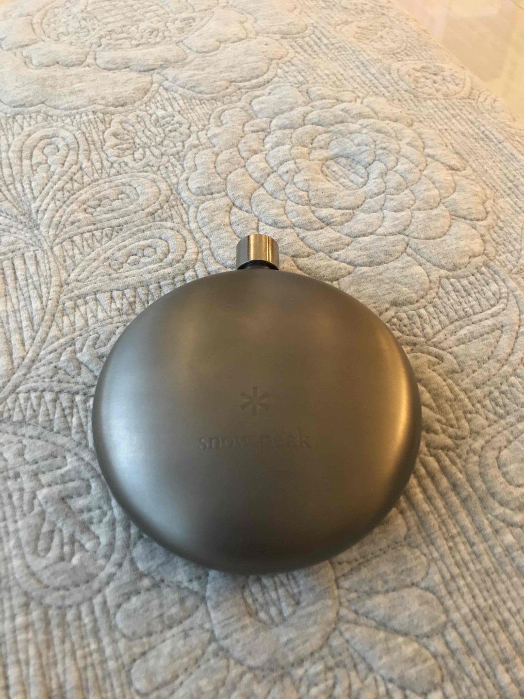 入手雪峰，手感很好很轻，完全没有异味，灌入也很方便，用了几天，感觉离不开了～