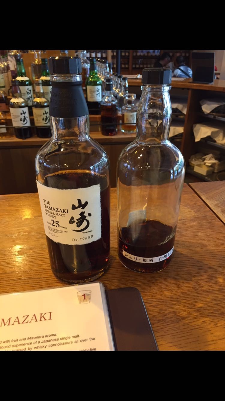 前陣子去日本玩再次踏上山崎酒廠，山崎25就不提了，另人驚豔的白州12，香甜厚重夾雜的煙燻尾韻，既複雜、層次豐富，在酒廠喝真的很便宜，推薦各位酒友勢必走訪ㄧ趟