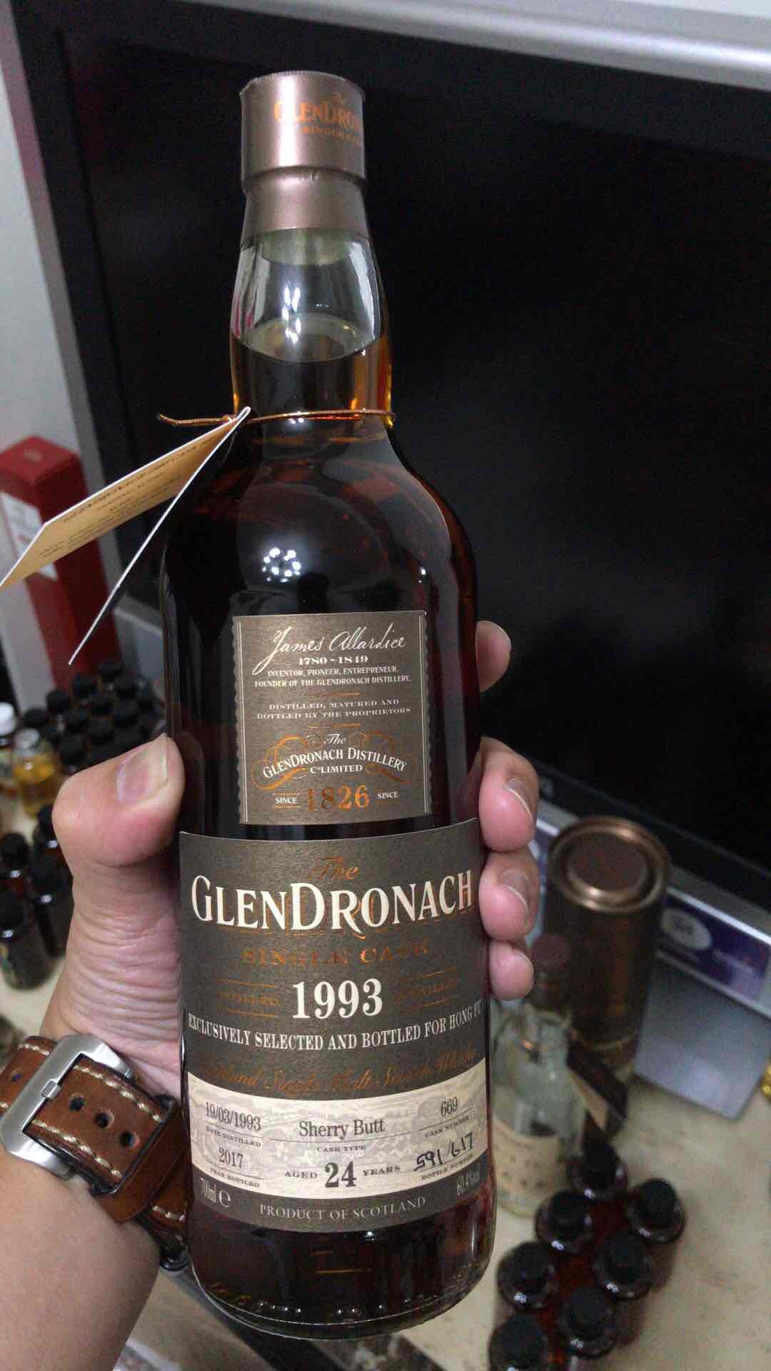 威士忌日来装分享瓶。分享瓶纪录。这次开的量太多了一些，很辛苦。 有开分享瓶的大哥就知道了。 最累的是包装跟寄送！