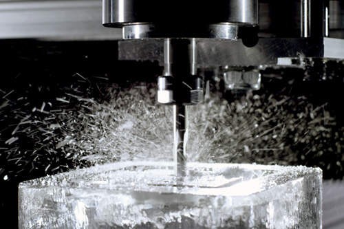 昨天发的杯中骏马，原来是用冰块3D雕刻而成的，喜欢加冰的酒友，你们快去找找哪里有<img src='https://sdata.whiskyworm.com/xcxpics/emoji_13.png' class='emoji' />