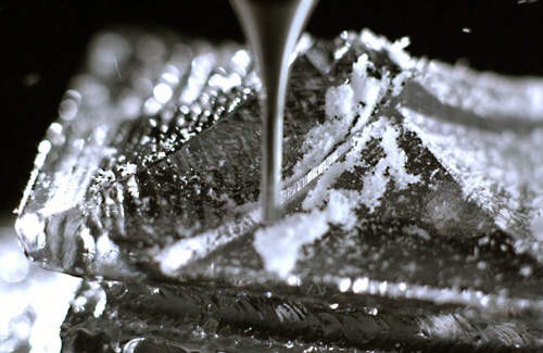 昨天发的杯中骏马，原来是用冰块3D雕刻而成的，喜欢加冰的酒友，你们快去找找哪里有<img src='https://sdata.whiskyworm.com/xcxpics/emoji_13.png' class='emoji' />