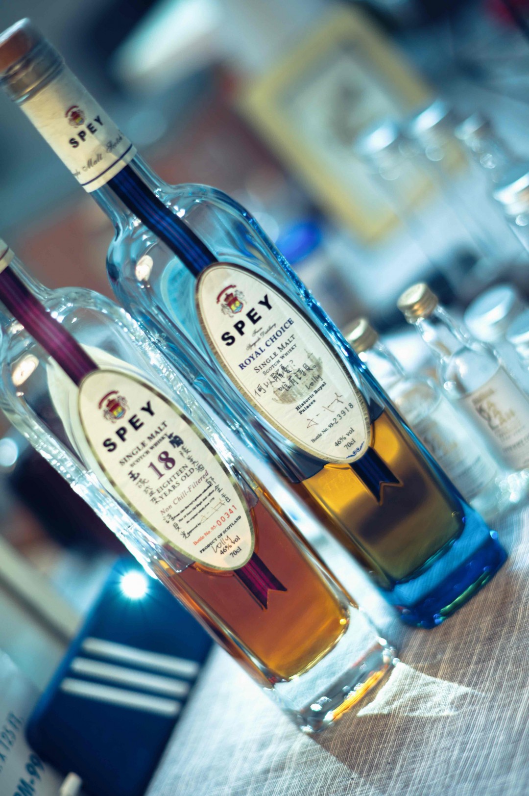 找到两瓶有Lolly签名的