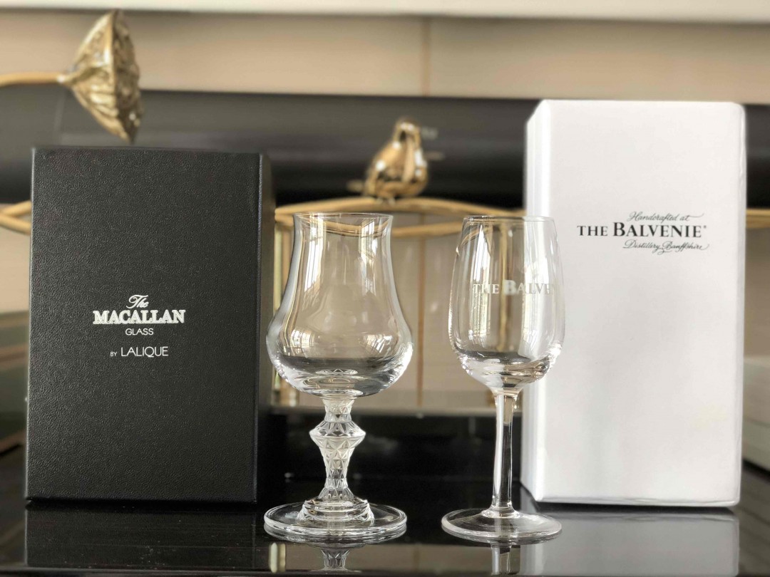 刚收到的麦卡伦莱俪杯和杂志