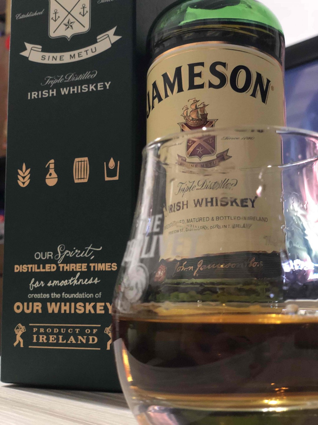 今晚另類嘗試： Irish Whiskey： Jameson 用另一角度感受威士忌的傳統風格，有人説愛爾蘭是威士忌的原產地，事實上也無從稽巧，反正我只是一直找尋自己的味道。 聞著是很濃烈的酒精味道，沒多大期望。 喝著.......唔！