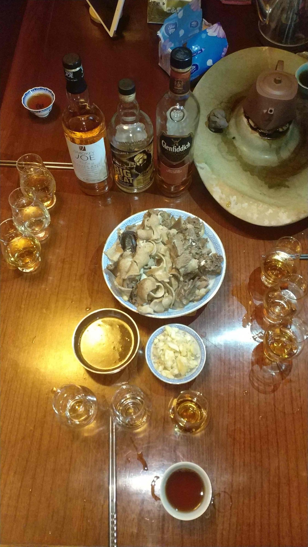 合适的时间，合适的朋友，合适的美酒，合适的配菜。二三知己，夜夜夜。