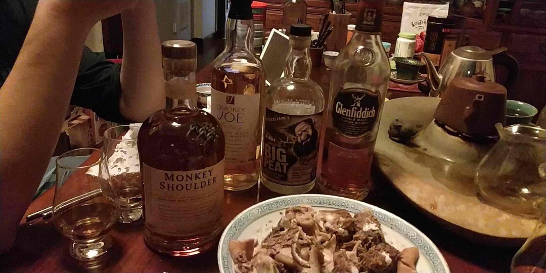 合适的时间，合适的朋友，合适的美酒，合适的配菜。二三知己，夜夜夜。