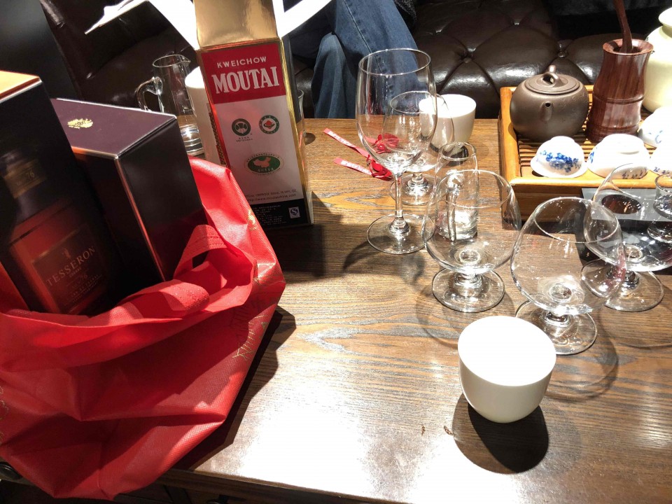 果然是没上菜有人先干撸茅台