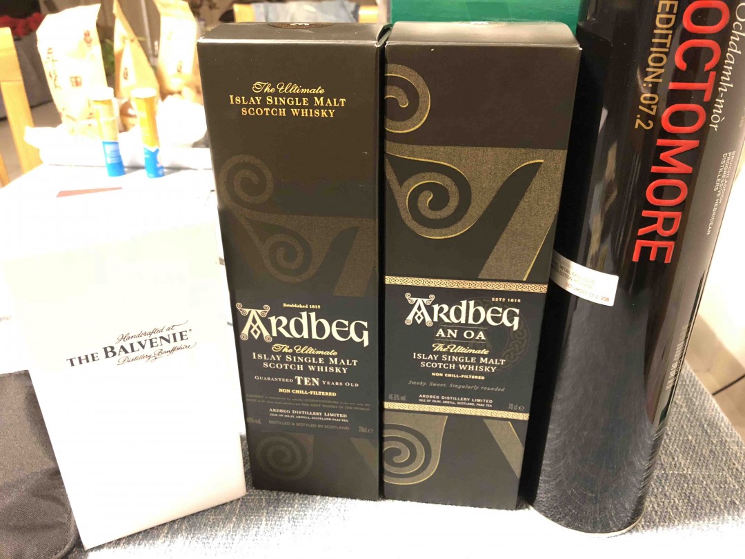 三只怪兽护送杯子