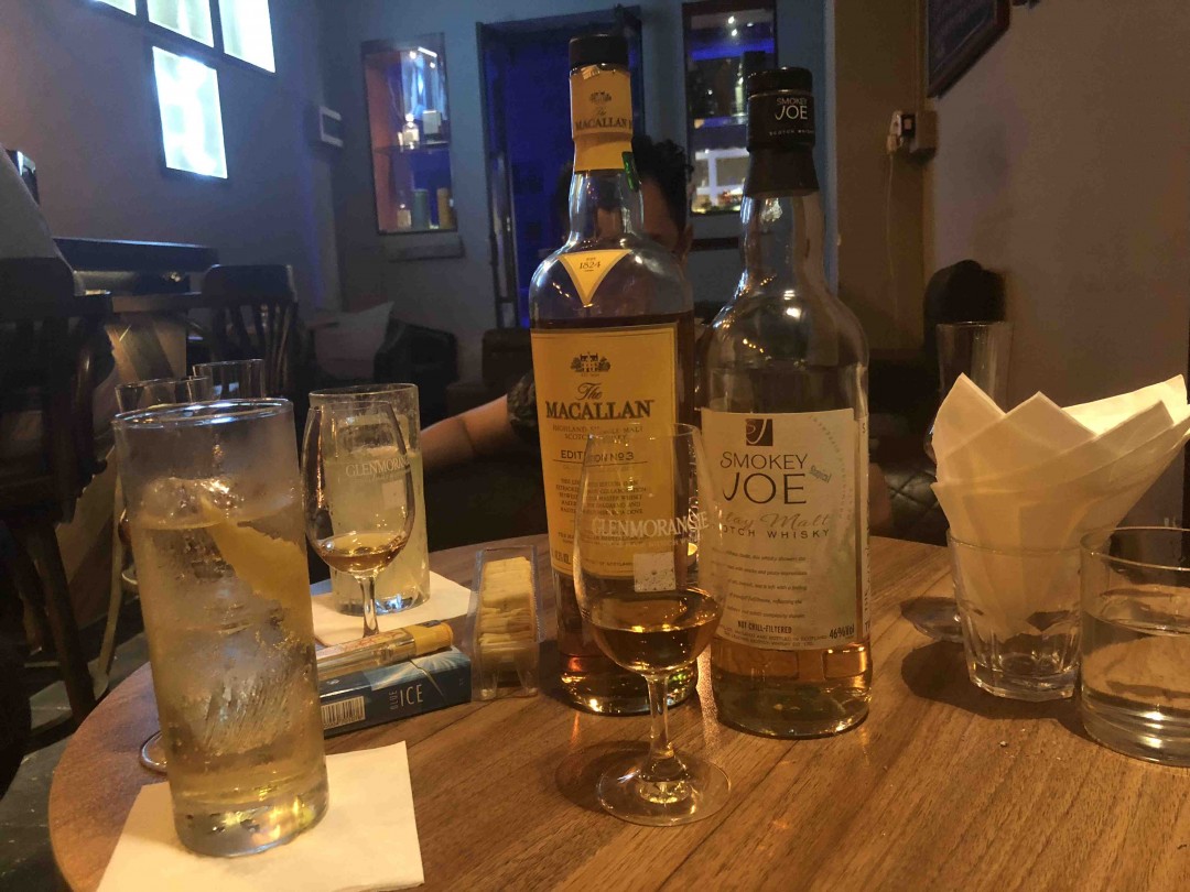 在醒酒了一个月之后，这支8年的ib拉佛格出奇地好喝，烟熏和泥煤糅合在一起细品却又能喝出了两种味道的分层。性价比极高，推荐。