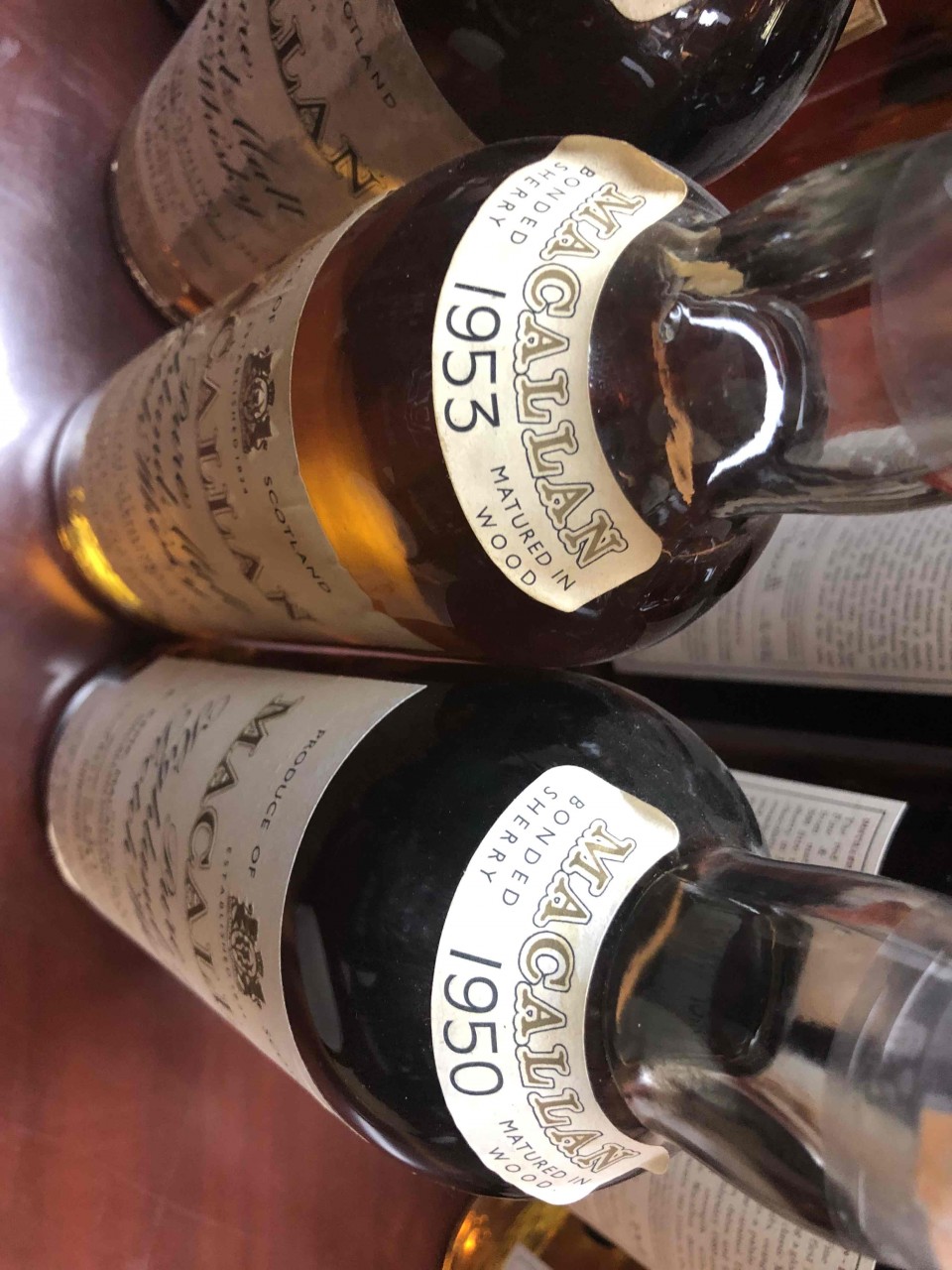 左边假 我这里有几瓶真的 早上来对了下 但是看真假老酒还是得看实物 照片看不出