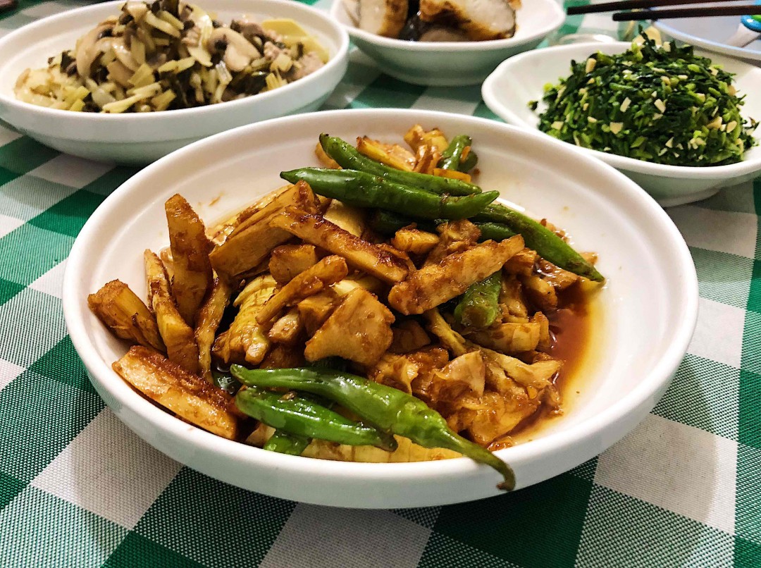 陈晓卿陈导连吃两天的店，轻松在路边摊的环境吃出米其林的人均～