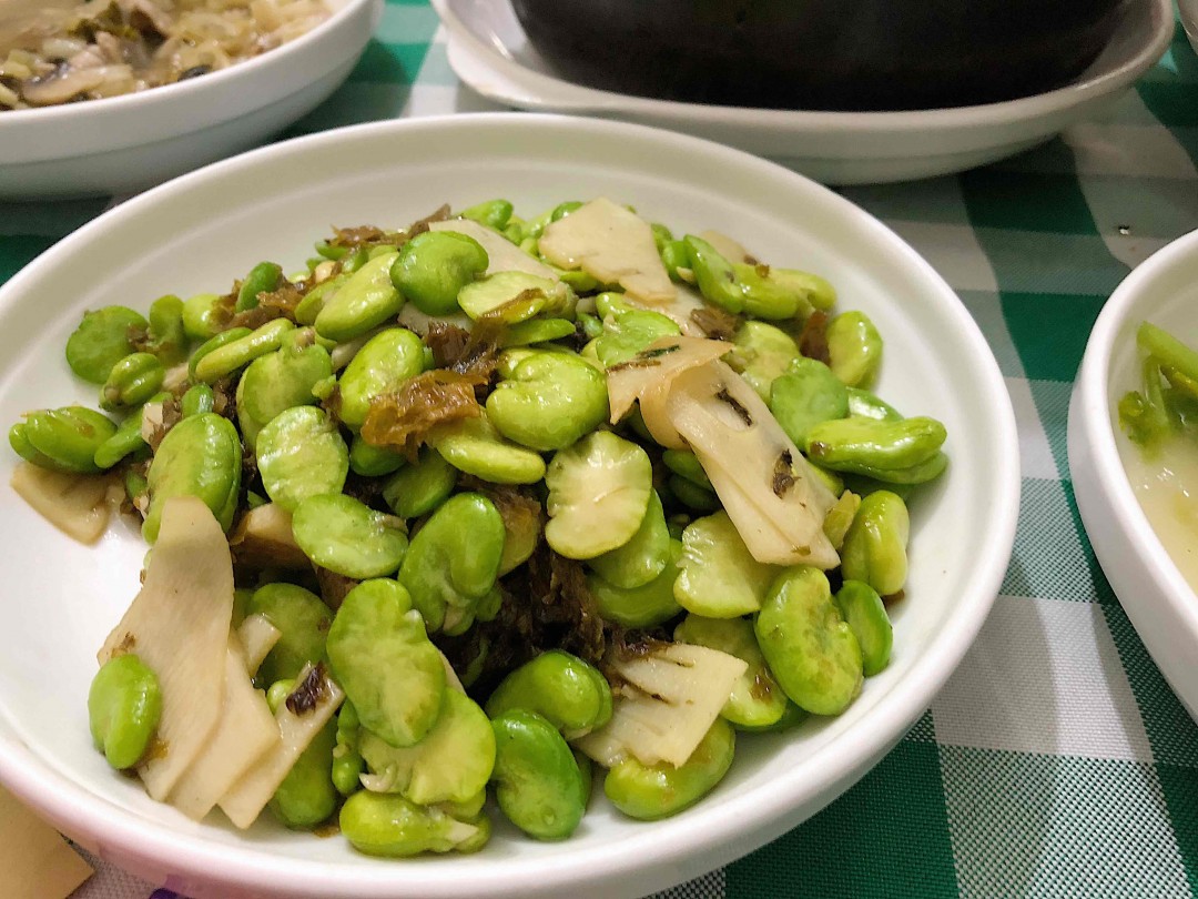 陈晓卿陈导连吃两天的店，轻松在路边摊的环境吃出米其林的人均～