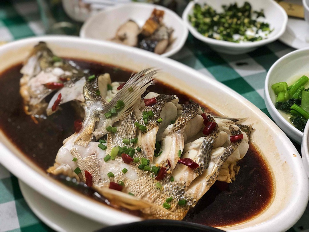 陈晓卿陈导连吃两天的店，轻松在路边摊的环境吃出米其林的人均～