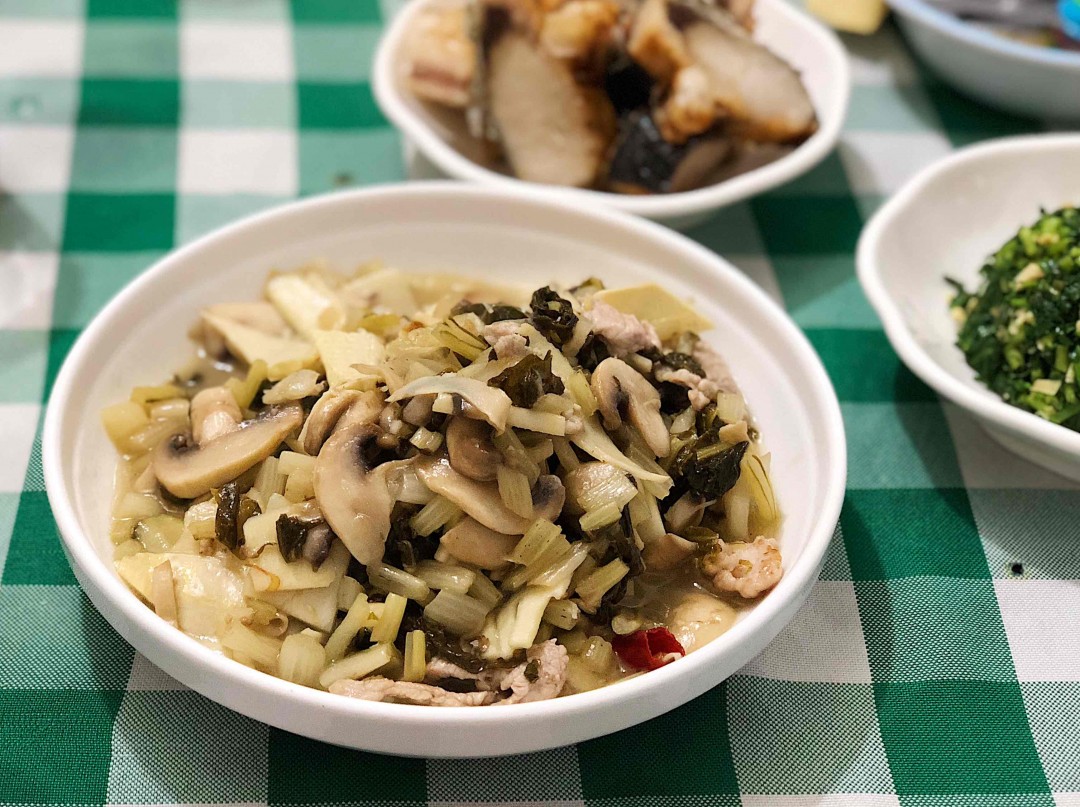 陈晓卿陈导连吃两天的店，轻松在路边摊的环境吃出米其林的人均～