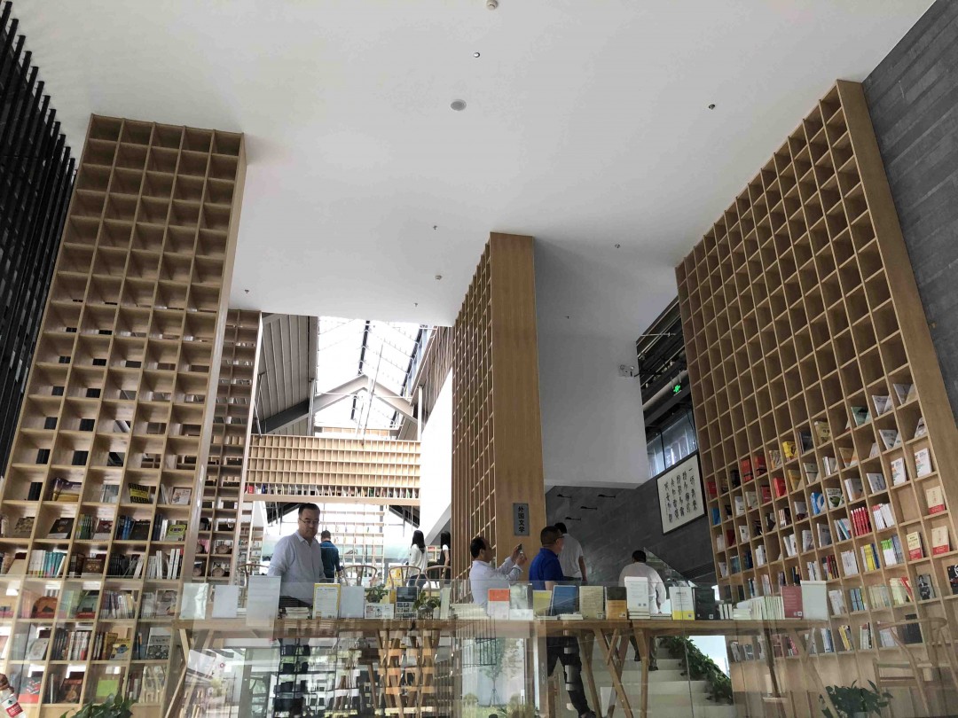 酒不少，可惜是白酒