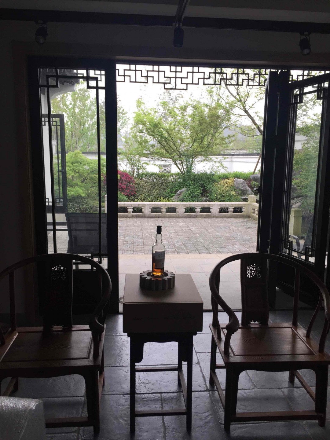 又是一年春色好，绿意丛中把酒找